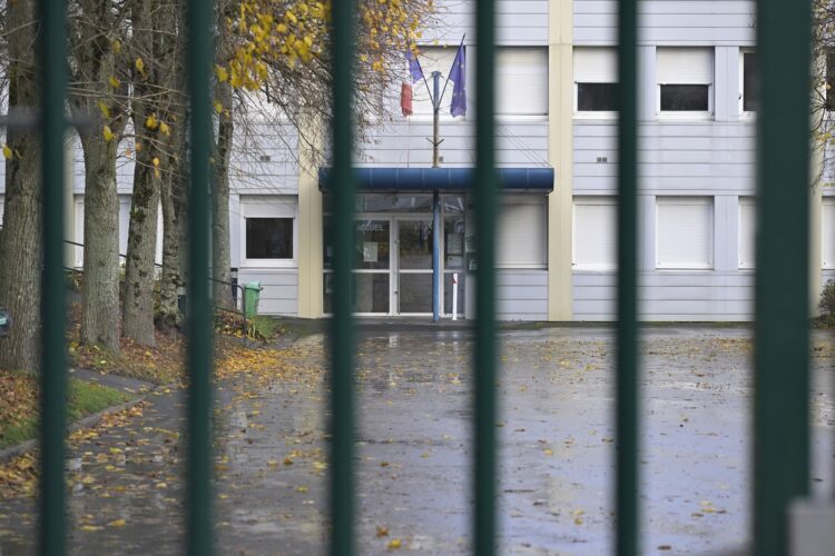 12-letna učenka v Franciji učiteljici grozila z nožem
