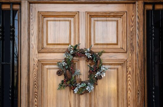 Božična dekoracija na vratih