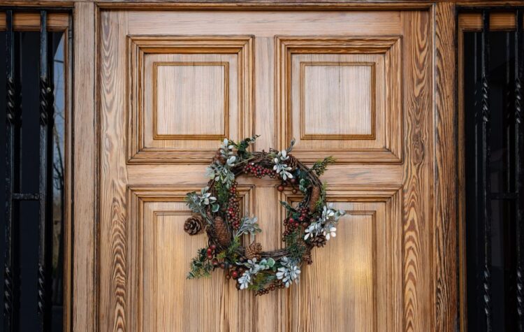 Božična dekoracija na vratih