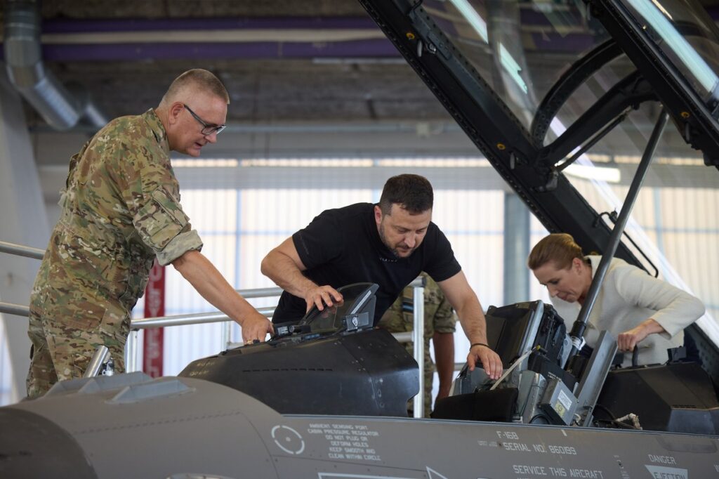 Volodimir Zelenski si na Danskem ogleduje kabino lovca F-16