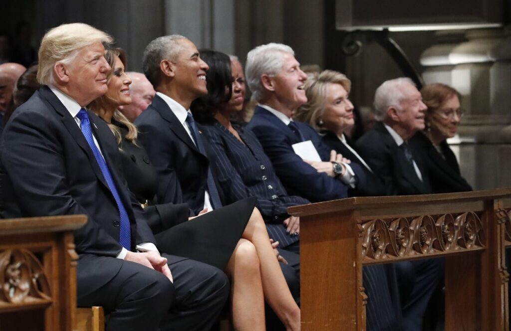 Nekdanji predsedniki ZDA in njihove soproge na pogrebu Rosalynn Carter