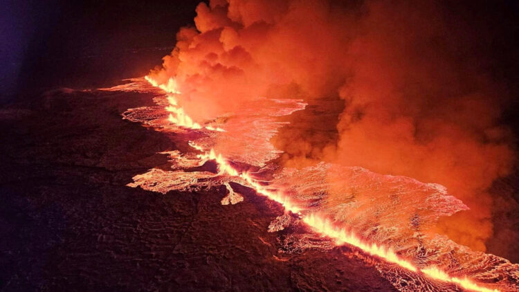 Na jugozahodu Islandije je izbruhnil vulkan