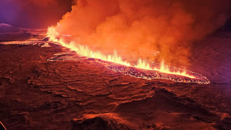 Na jugozahodu Islandije je izbruhnil vulkan
