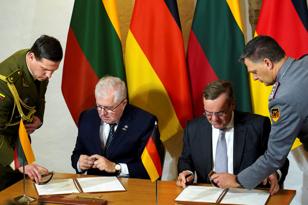 Podpis sporazuma o napotitvi več tisoč nemških vojakov v Litvo