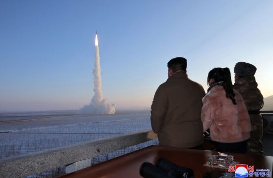 Kim Džong Un med testno izstrelitvijo medcelinske balistične rakete