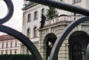 Na Univerzi v Ljubljani so po streljanju v Pragi izobesili črno zastavo
