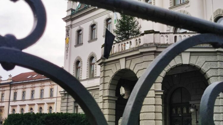 Na Univerzi v Ljubljani so po streljanju v Pragi izobesili črno zastavo