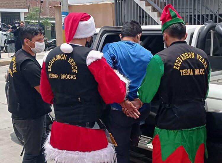 Policija, Peru, Božiček, kostum