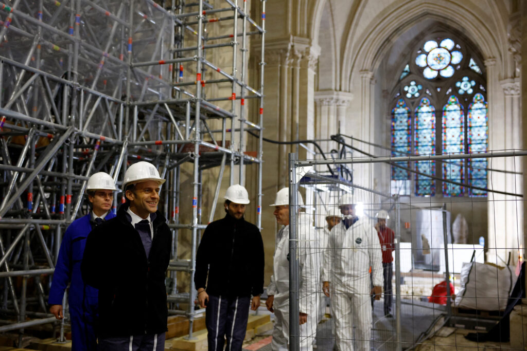 Macron v katedrali Notre-Dame