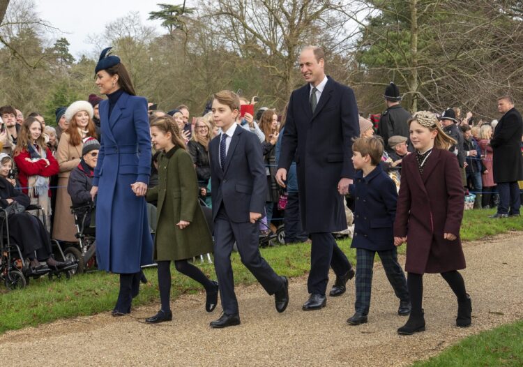 britanska kraljeva družina. princ Willam, princesa Catherine, princ Louis, princ George, princesa Charlotte , božič 2023