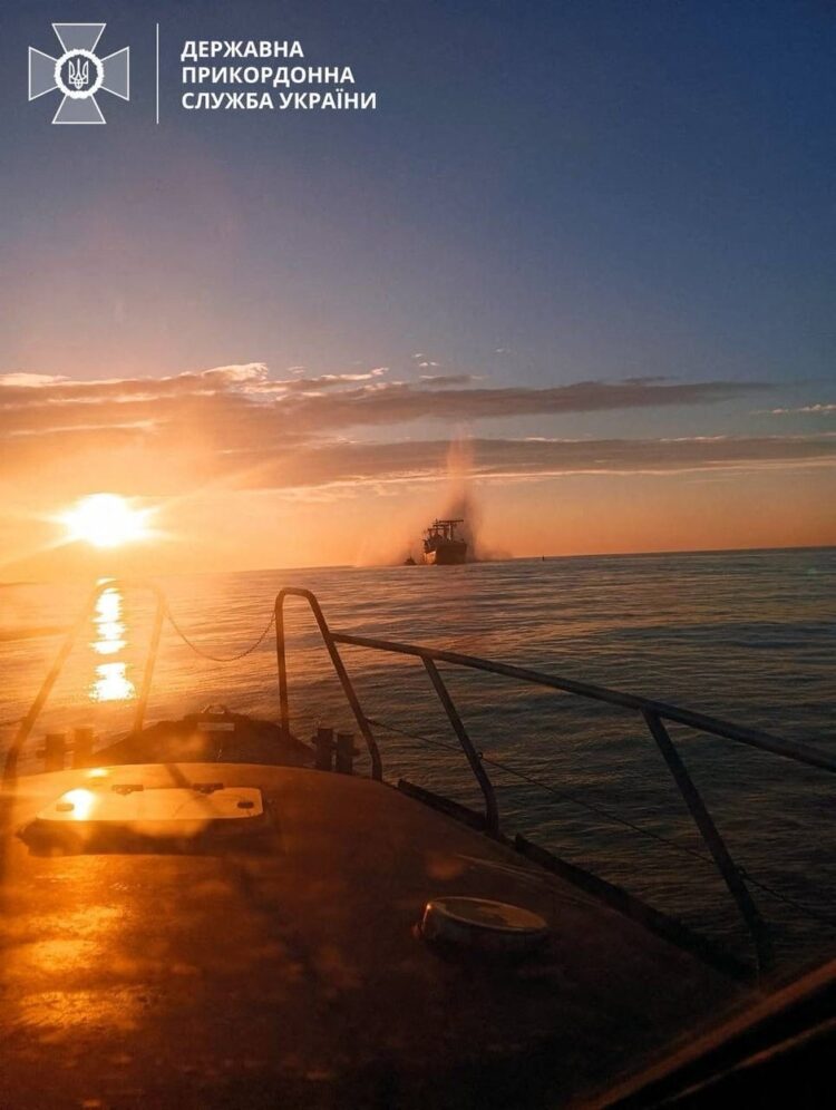 Ladja Črnem morju zadela mino