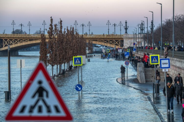Reka Donava na Madžarskem prestopila bregove