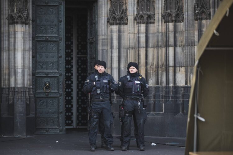 Policija pred kölnsko katedralo