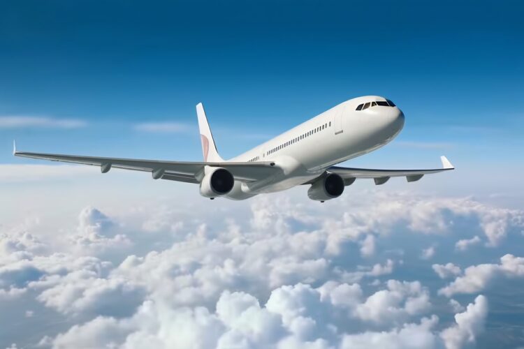potniško letalo nad oblaki