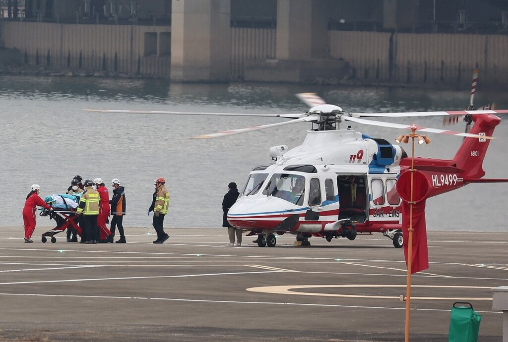 Lee Jae-myunga so po napadu na zdravljenje odpeljali s helikopterjem