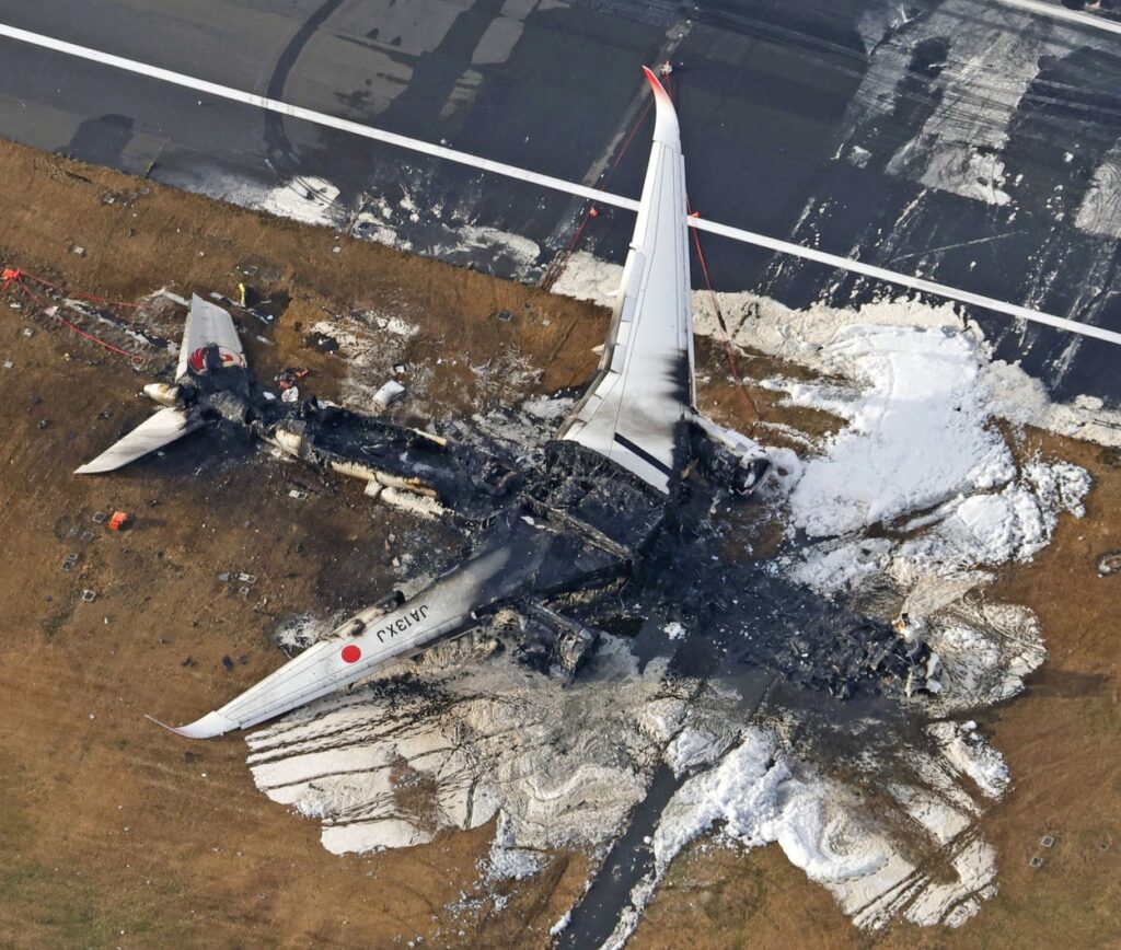 Letalo družbe Japan Airlines, ki je zagorelo