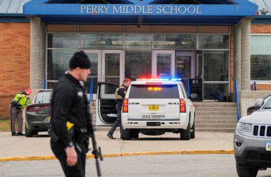 policija na kraju strelskega napada pred srednjo šolo