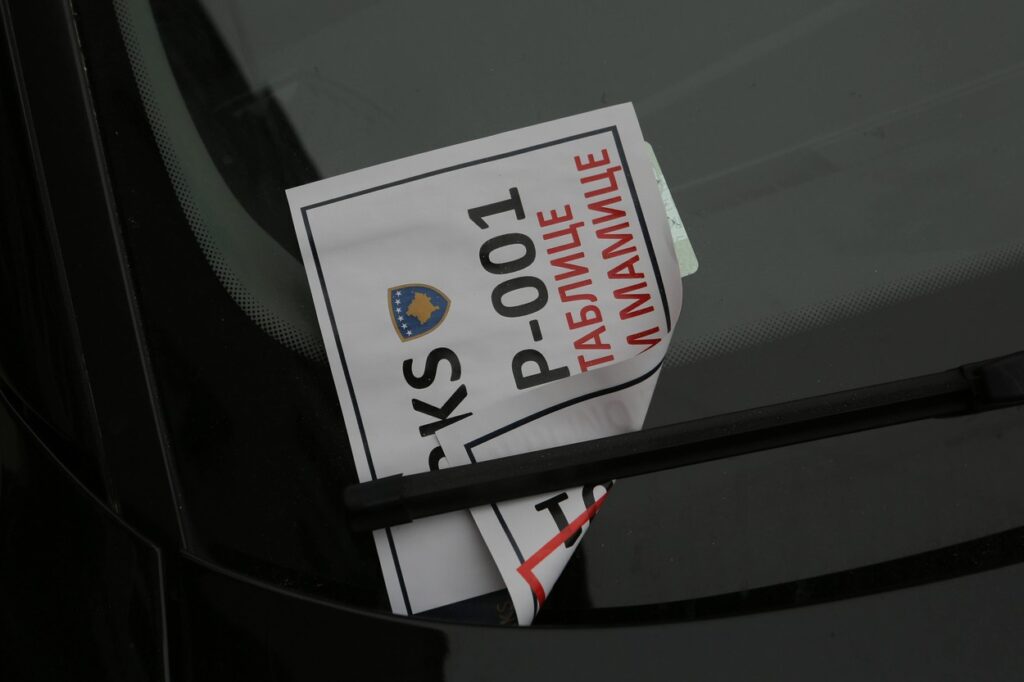 Poziv kosovske policije srbskemu vozniku k zamenjavi tablic