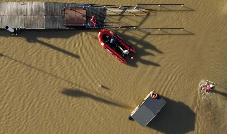 reševalni čoln na poplavljenih ulicah