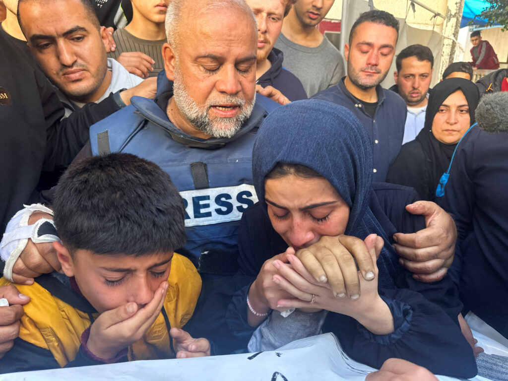 Uael al Dahduh na pogrebu svojega sina, novinarja