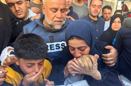 Uael al Dahduh na pogrebu svojega sina, novinarja