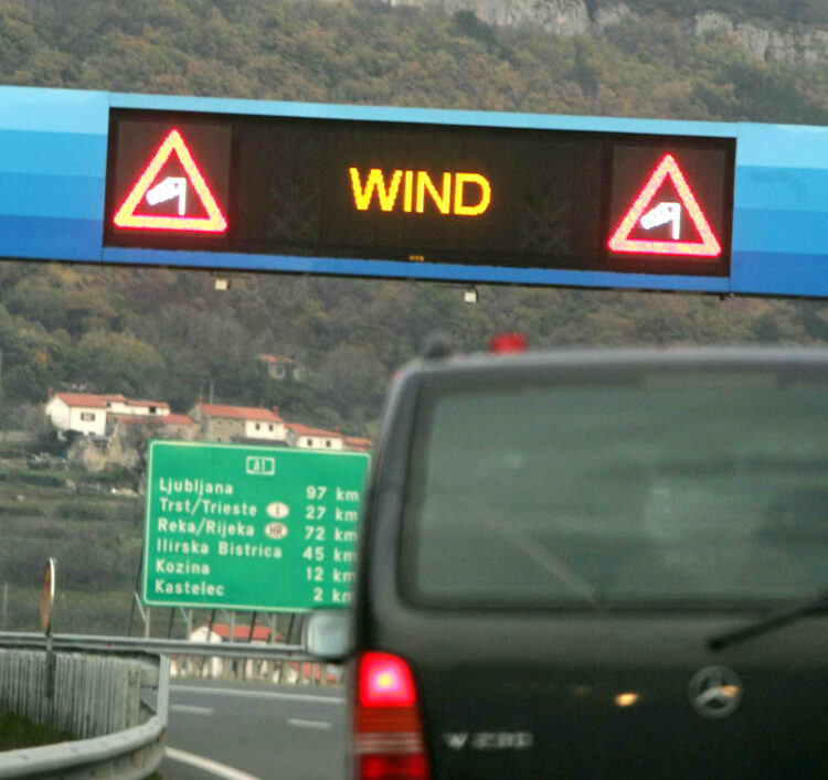 opozorilo pred burjo na primorski avtocesti