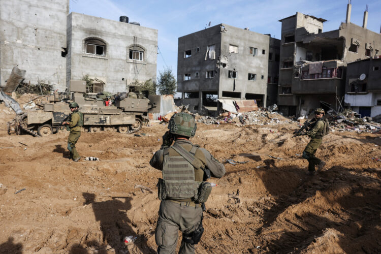Izraelski vojaki v opustošeni Gazi
