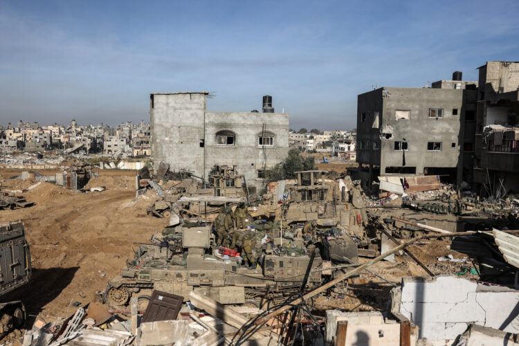 Izraelski vojaki v opustošeni Gazi