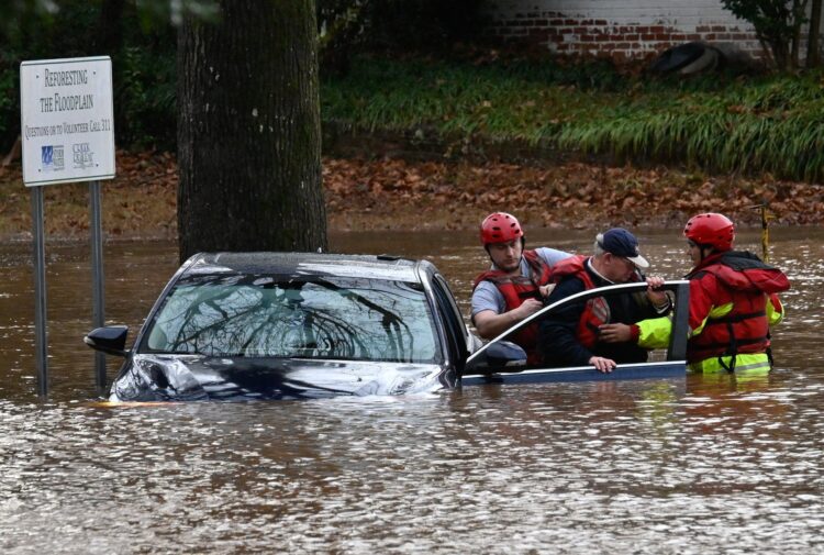 reševalci iz poplavljenega avta rešujejo voznika