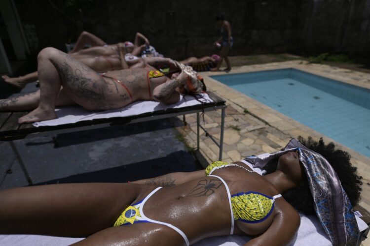 ženske se sončijo v bikiniju iz izolirnega traku