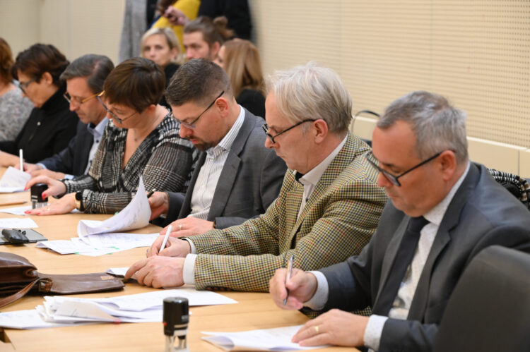 Podpis dogovora in drugih pravnih aktov aneksov h kolektivnim pogodbam med Vlado Republike Slovenije in reprezentativnimi sindikati javnega sektorja