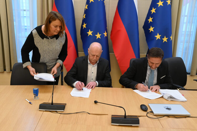 Podpis dogovora in drugih pravnih aktov aneksov h kolektivnim pogodbam med Vlado Republike Slovenije in reprezentativnimi sindikati javnega sektorja
