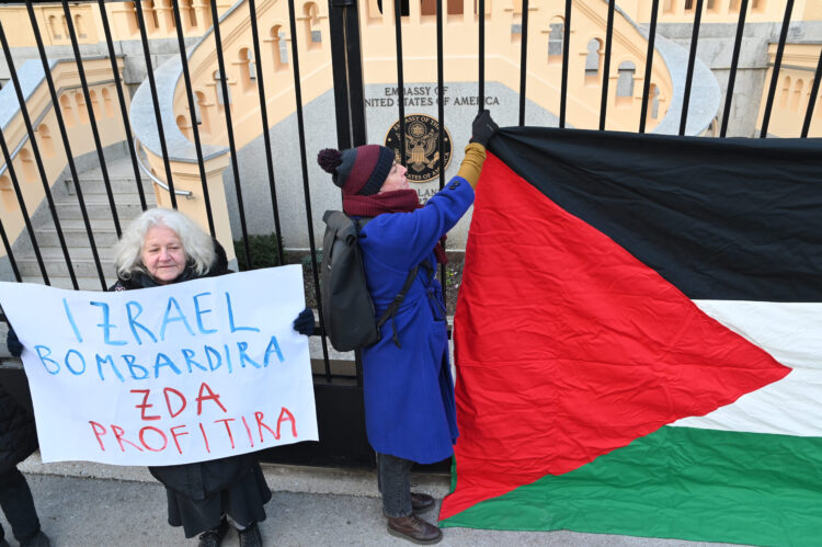 Protest pred veleposlaništvom ZDA v Sloveniji za končanje izraelskega bombandiranja Gaze
