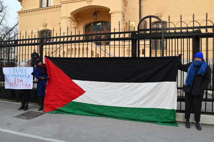Protest pred veleposlaništvom ZDA v Sloveniji za končanje izraelskega bombandiranja Gaze