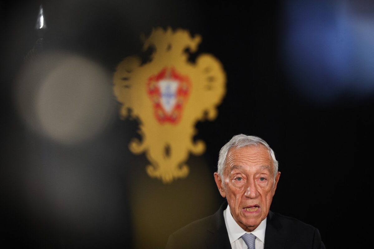 A crise política de Portugal: Presidente dissolve parlamento e aprova eleições