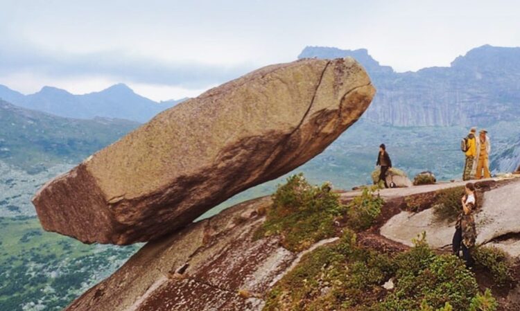 Viseča skala, viseči kamen, Sibirija, Rusija