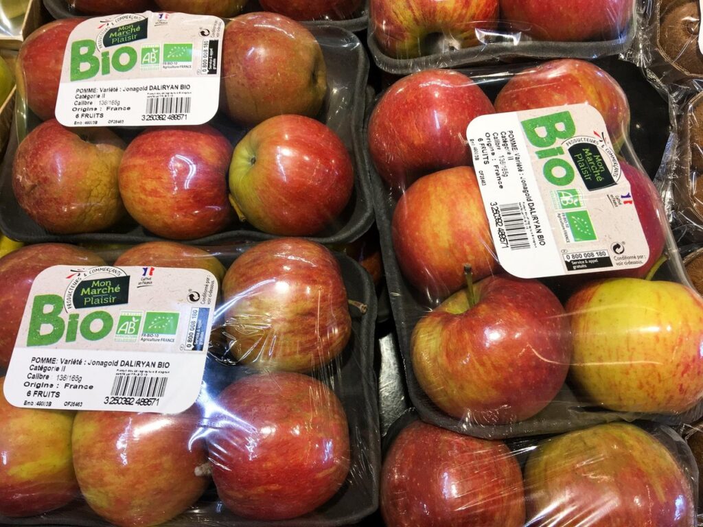 jabolka v plastični embalaži