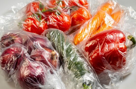 Sadje in zelenjava v plastični vrečki.