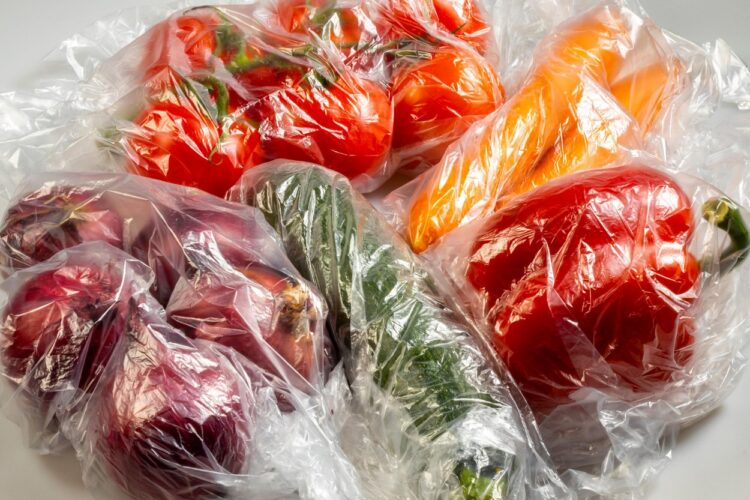 Sadje in zelenjava v plastični vrečki.