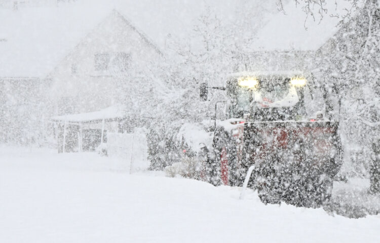 traktor pluži sneg