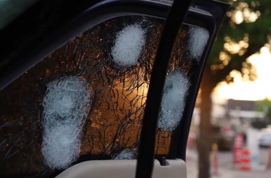 Razbito steklo avtomobila po spopadu med kartelom in mehiškimi varnostnimi silami