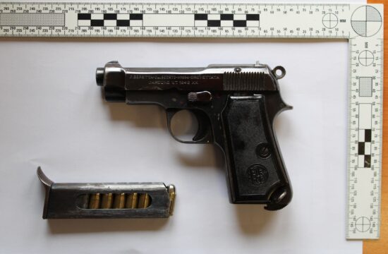 Med hišno preiskavo policisti našli vojaško pištolo in nekaj tisoč evrov