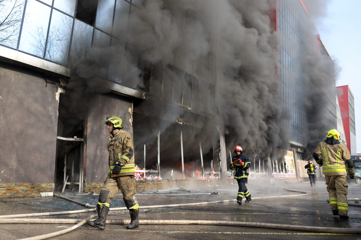 Gasilci se borijo s požarom v BiH: “To je velika tragedija za Sarajevo” (FOTO)