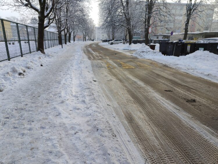 Neočiščena cesta na Gorazdovi ulici