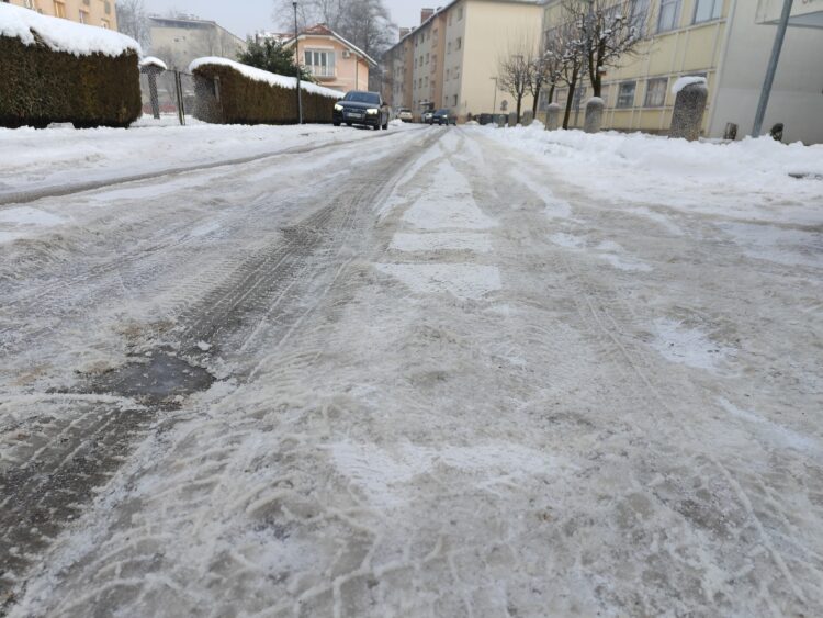 Neočiščena cesta na Ljubeljski ulici