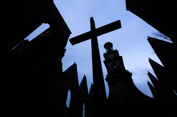 cekrev, križ, protestantska cerkev