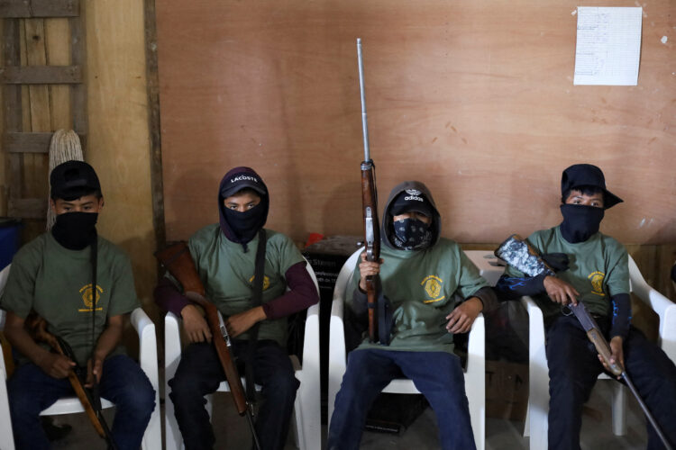 mladoletniki s puškami v rokah in zakritih obrazov