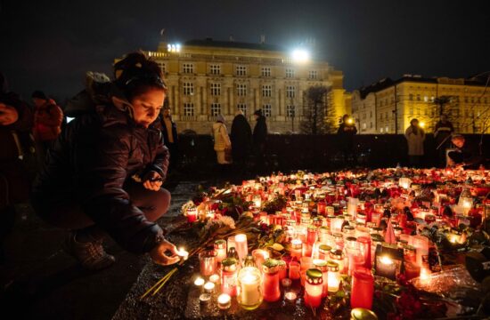 Sveče in cvetje pred praško univerzo po decembrskem streljanju
