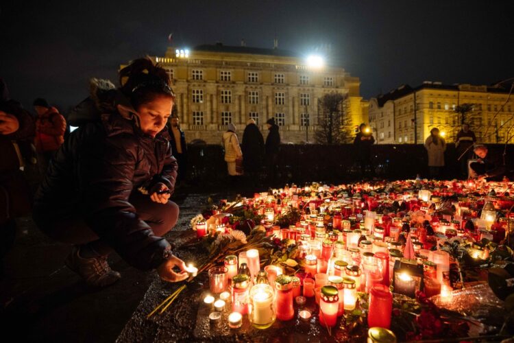 Sveče in cvetje pred praško univerzo po decembrskem streljanju