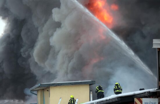 V industrijski coni Trata v Škofji Loki je izbruhnil obsežen požar